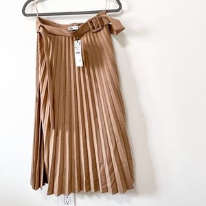 ZARA NWT MEDIUM tan pleated skirt with belt!